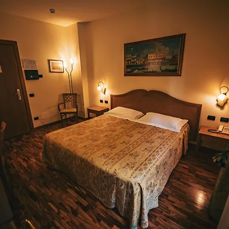 מלון Camoretti 3*